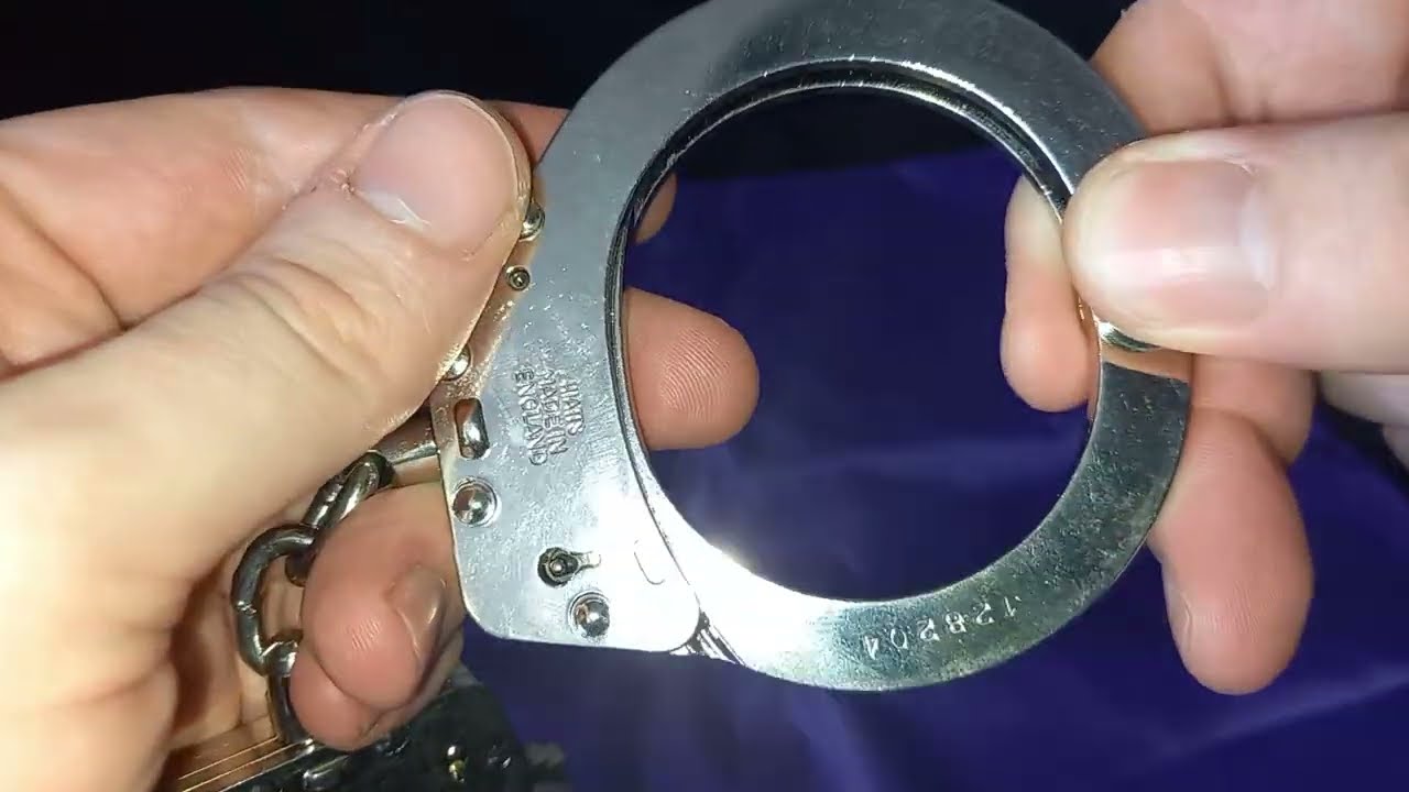 🚨🇬🇧 HIATTS 2010 Standard Chain British Police Handcuffs from 1990's