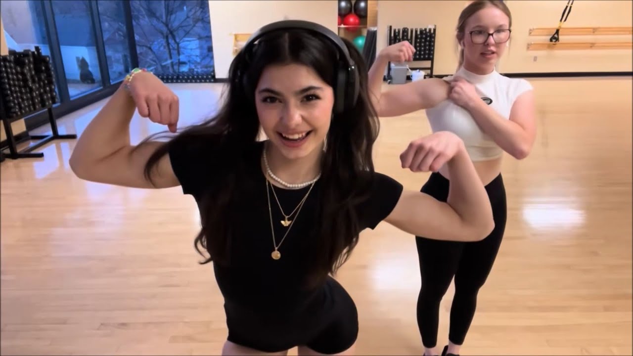 Skinny girls Flexing 224