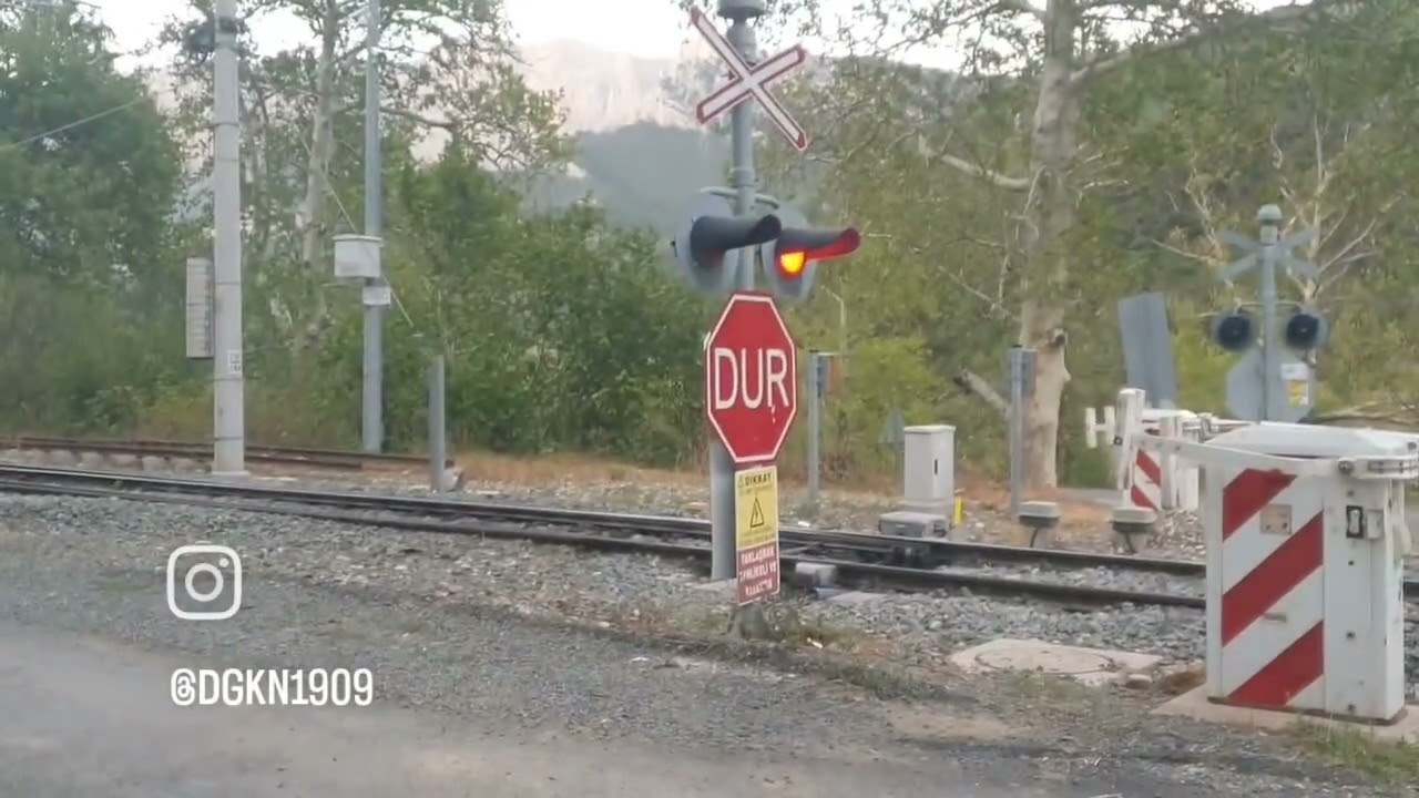 E 43 018 Belemedik  tren  istasyonundan  çıkıyor 