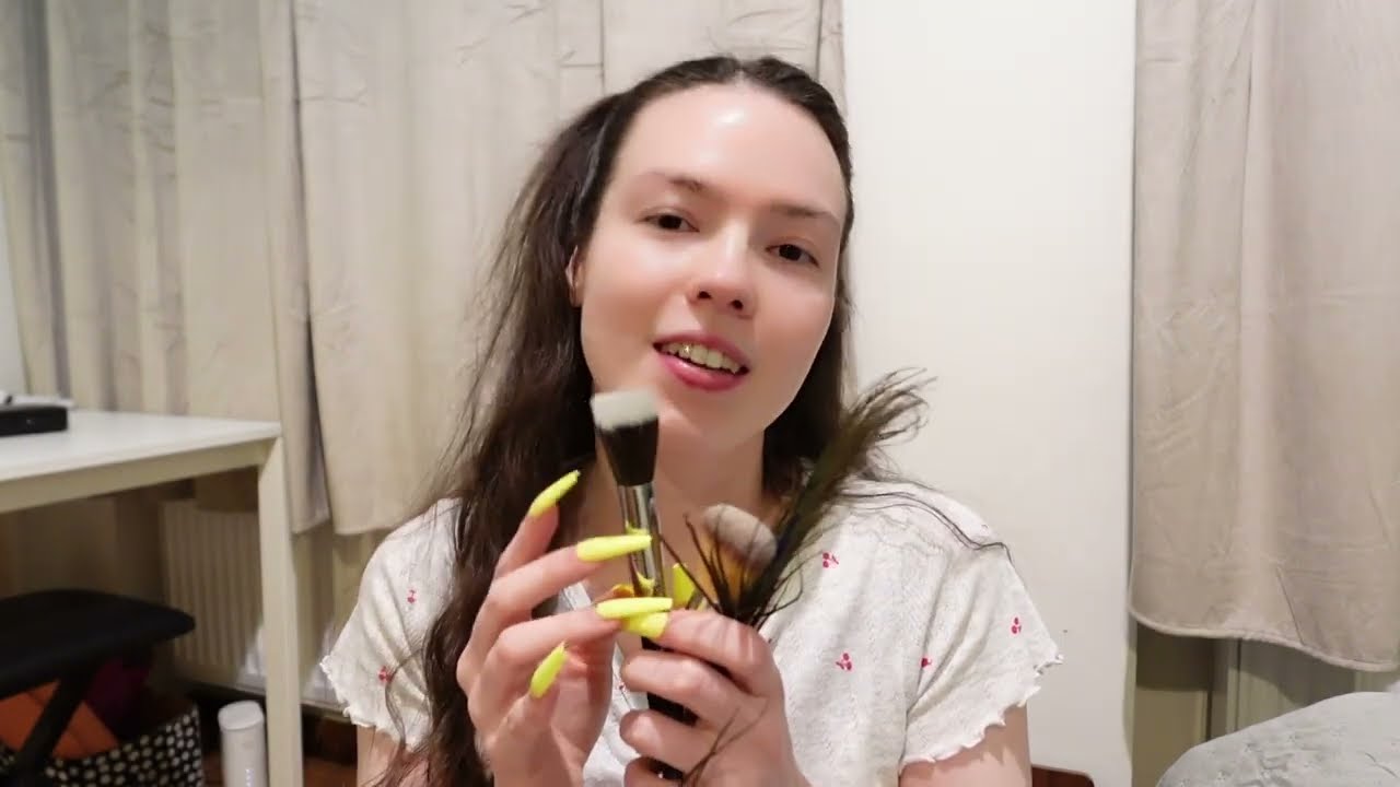 Тизер кастомного ASMR-видео, где вас щекочут длинными ногтями и перьями.