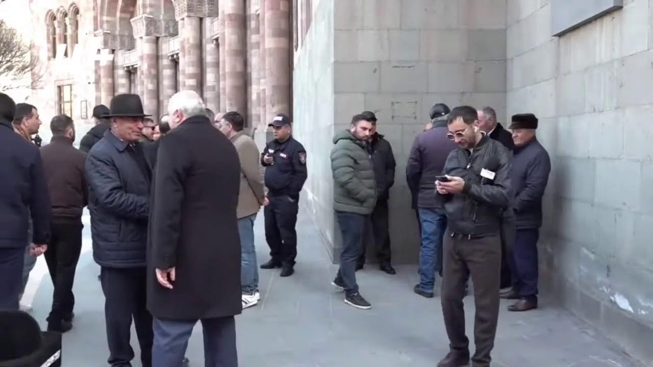 Կառավարության մոտ «Միասնության թևերի» անդամներն իրականացնում են ակցիա․ ՈՒՂԻՂ