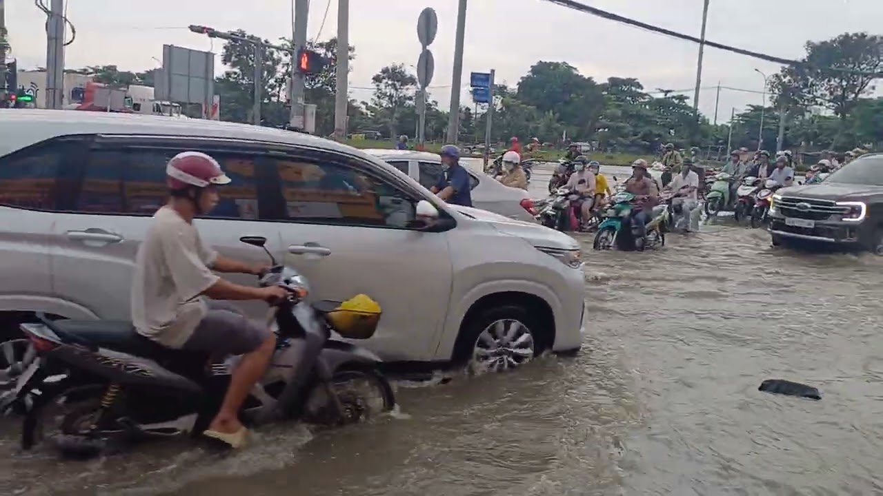Triều cường lại lên cao tại ngã 4 Nguyễn Văn Linh QL50 
