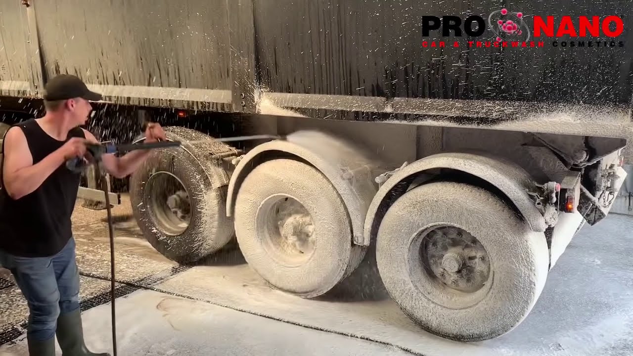 #DAF Contactless Cleaning a DIRTY Truck (100% CONTACTLESS)
