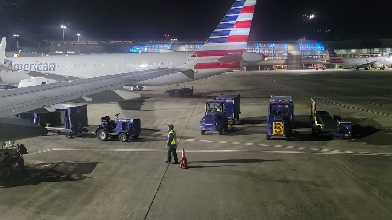 AA Arriving in Charlotte Douglas Airport North Carolina 🇺🇸 Night Flight ✈️ 