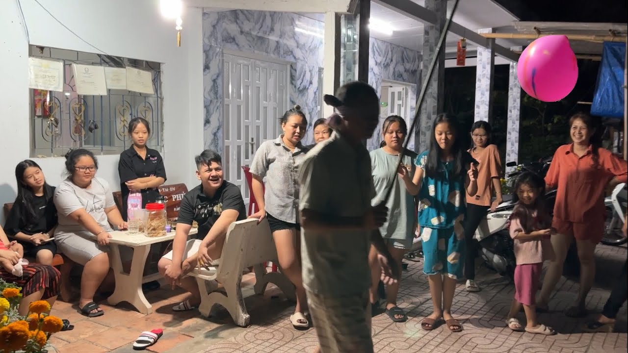 Tối Mùng 4 Tết, Chơi Bịt Mắt Đập Bong Bóng