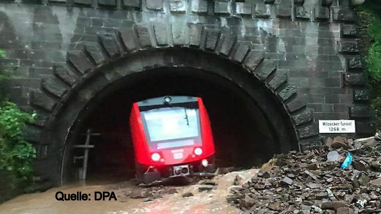 Kyllburg - Regionalbahn entgleist auf der Eifelstrecke; Abschleppen des zerstörten Zuges
