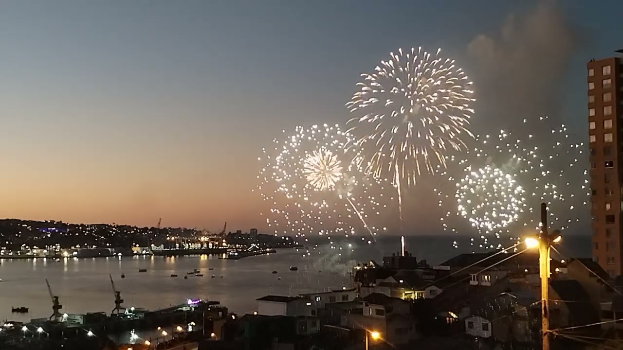 26 diciembre 2025. Esayo de fuegos artificiales, vistos desde el  cerro Barón, Valparaíso. 
