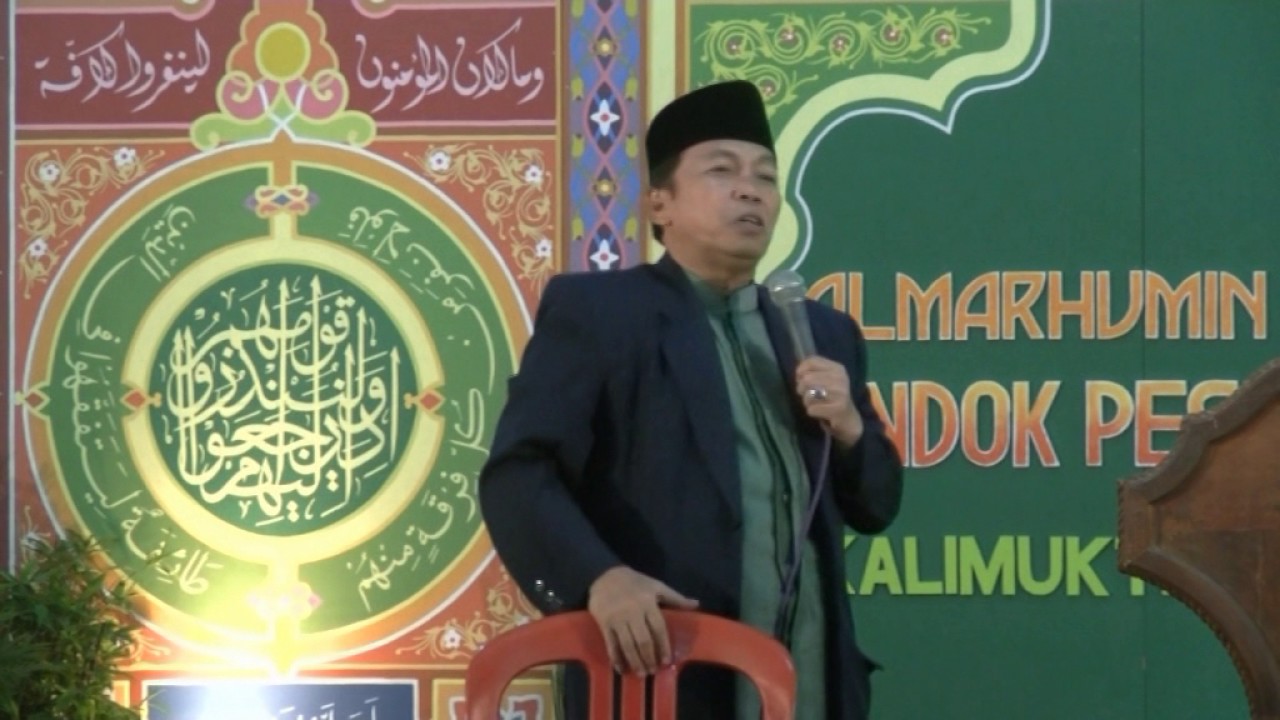 1. KH. Mustofa Aqiel Siradj Pengasuh PP. Kempek Cirebon