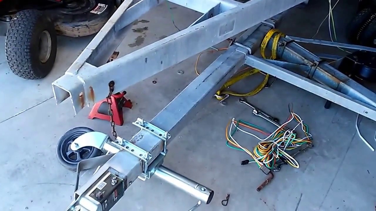 Я модифицировал свой лодочный прицеп, установив шарнирное соединение Swing / Fold Away Tongue от ...