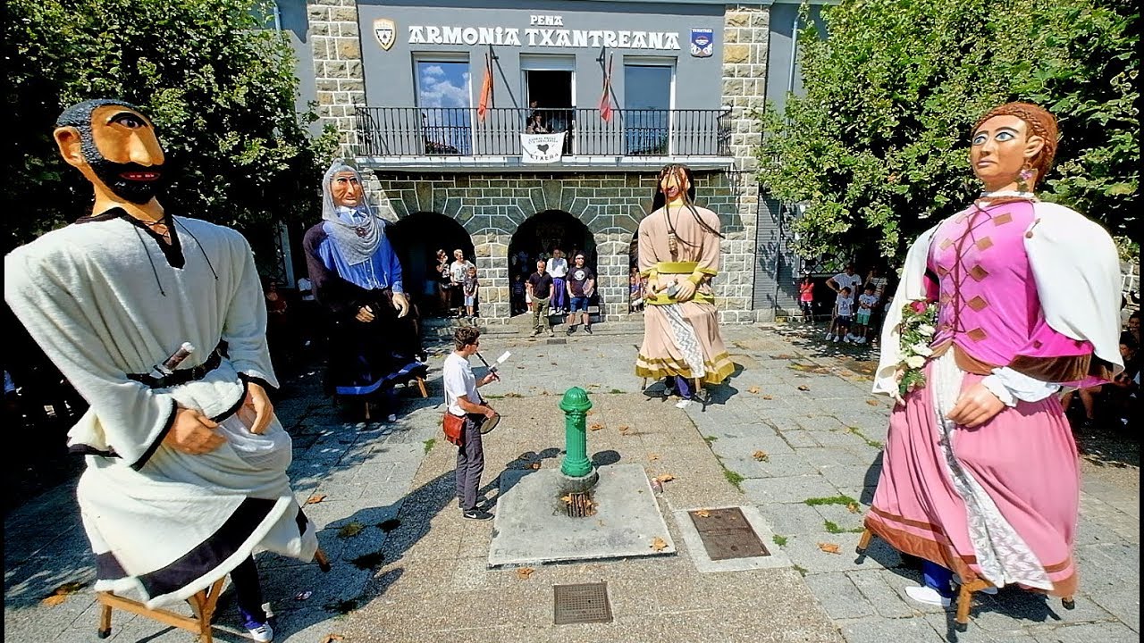 Gigantes de la Txantrea -ko erraldoiak. Baile con txistu y aurresku. Pamplona Iruñea.