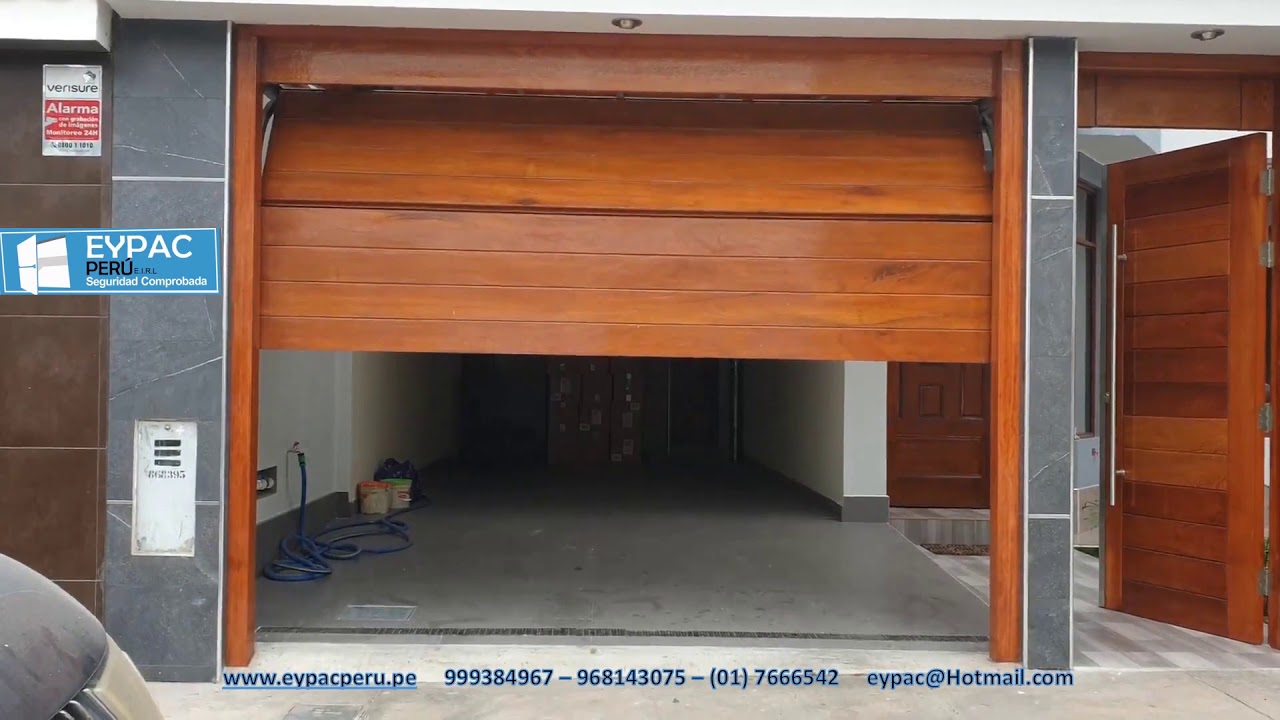 PUERTA SECCIONAL EN MADERA