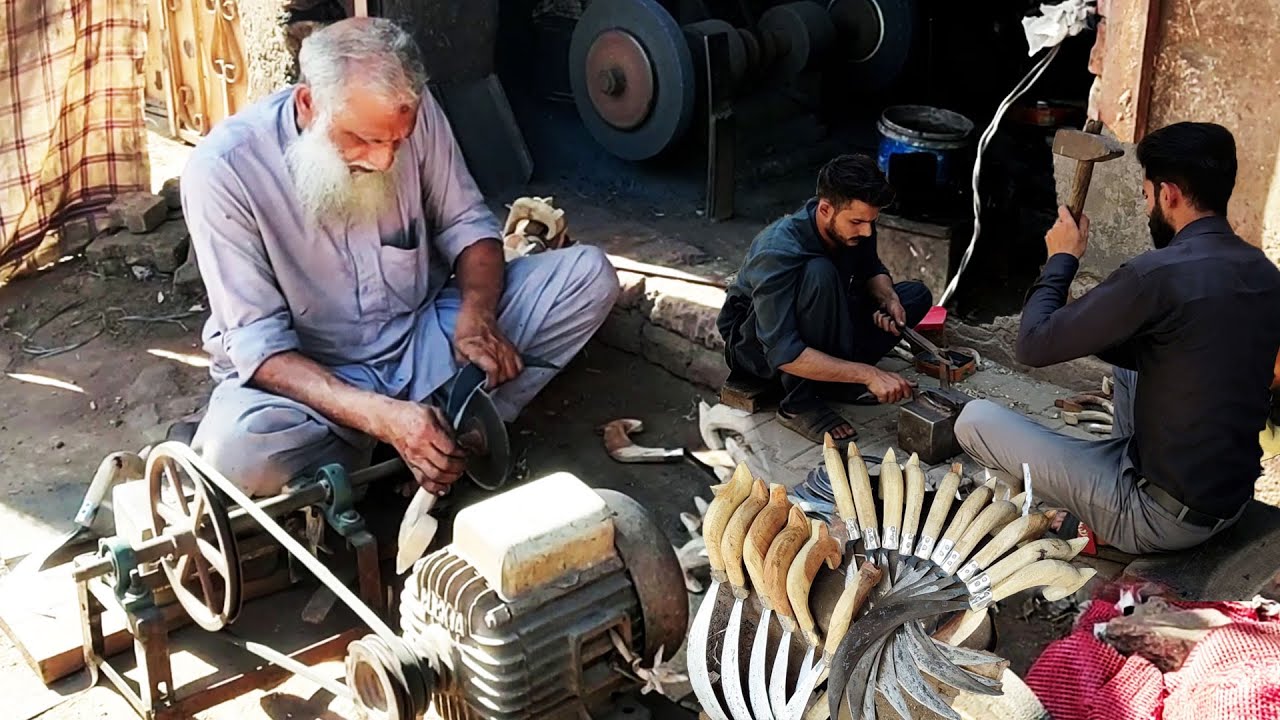 Old Blacksmith making a Dranti with amazing technique