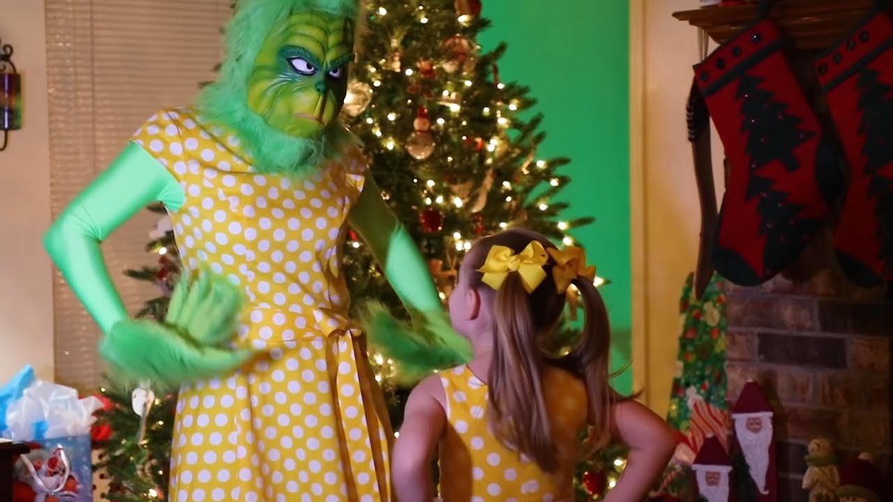 Ava plays Grinchy Grinchy at Grinch Master's House! KidCity