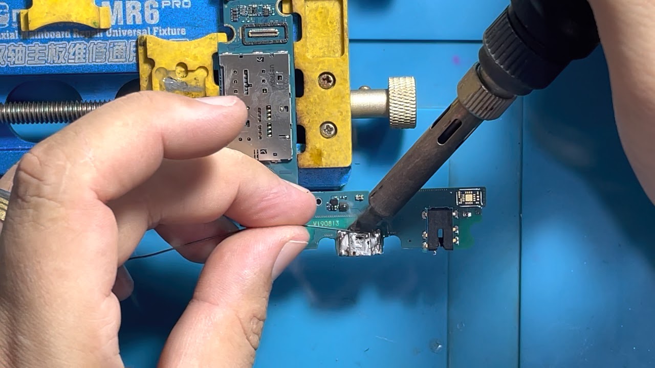 Como trocar um conector de carga do Samsung J4 Core Utilizando somente ferro de Solda