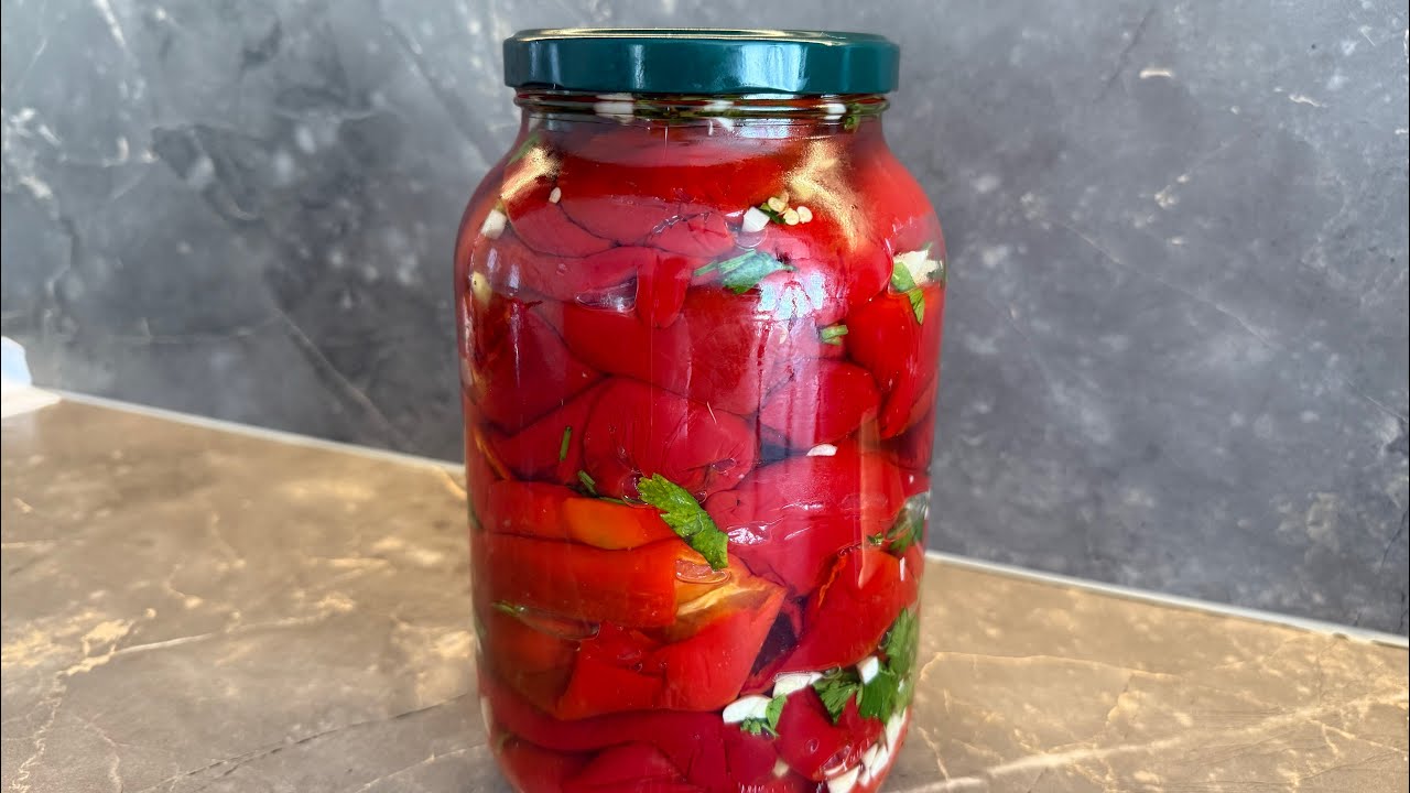 Speca të kuq turshi me vaj – shije fantastike për tryezën e dimrit! 