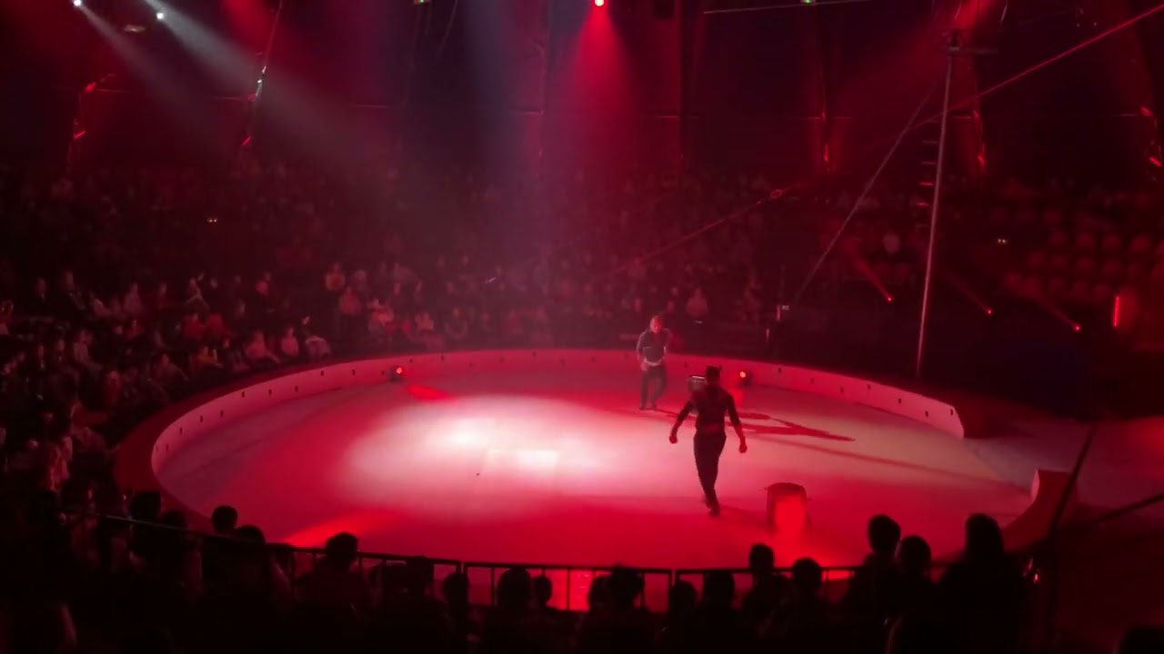 Cirque Micheletty - les Bolas (Le Village du Cirque Micheletty - Tous au Spectacle - Noël 2022)