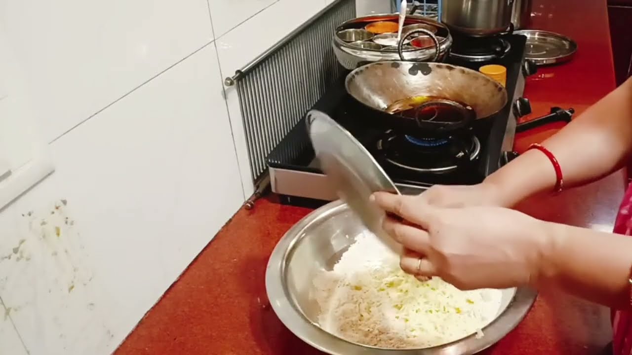 💁🏽बस दो उबले हुए आलू डालता ही इतना tasty और खस्ता नाश्ता बना कि,खा गए पांच,छ 