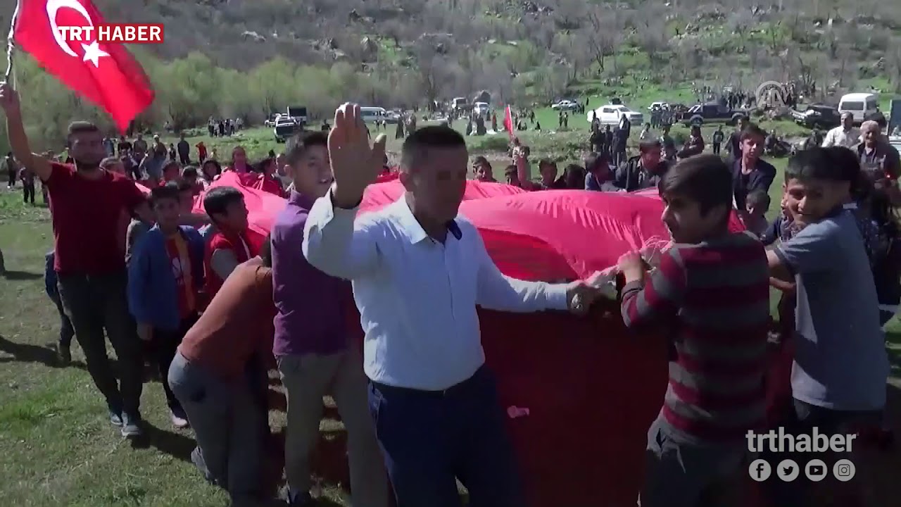 Hakkari'de terörden temizlenen köylerine dönen vatandaşlar halay çekti
