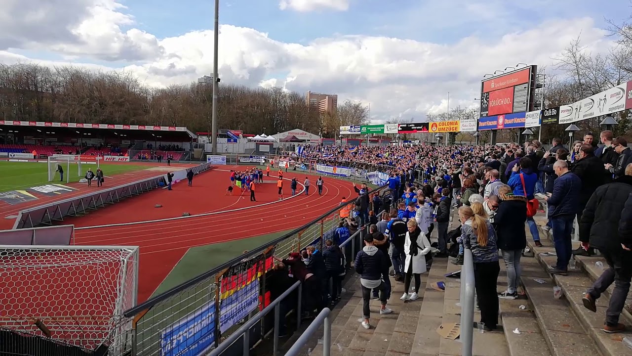 Fortuna Köln gg SV Meppen ++ Fans feiern Mannschaft 