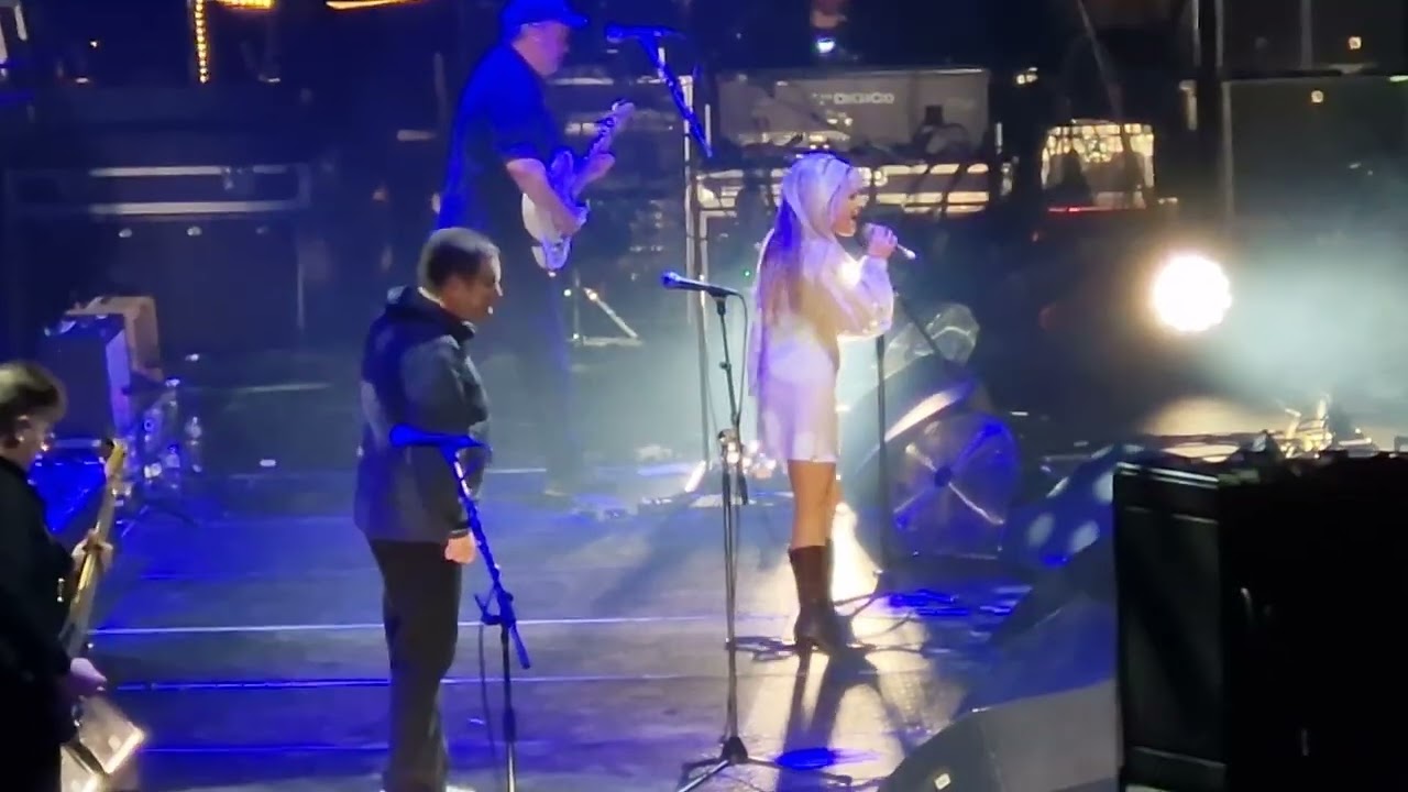Paul Heaton and Rianne Downey Song For Whoever at Co Op Arena Manchester