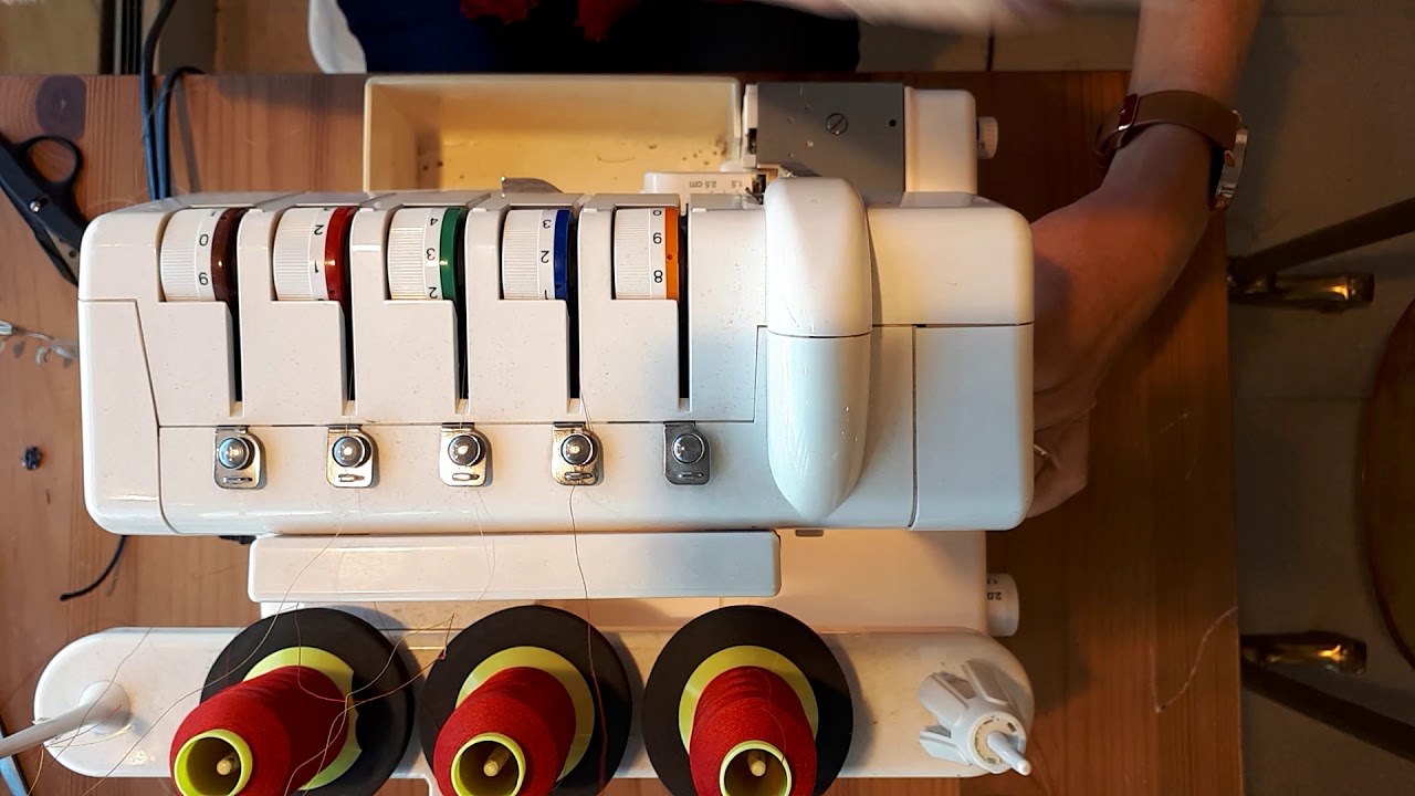 Hoe na het verknopen van de draden op de overlockmachine opnieuw een staart maken?