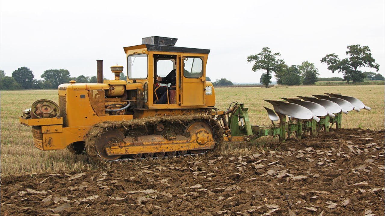 Классический гусеничный трактор: 1975 Caterpillar D4D SA пашет с плугом Dowdeswell DP1 5f | Сталь...