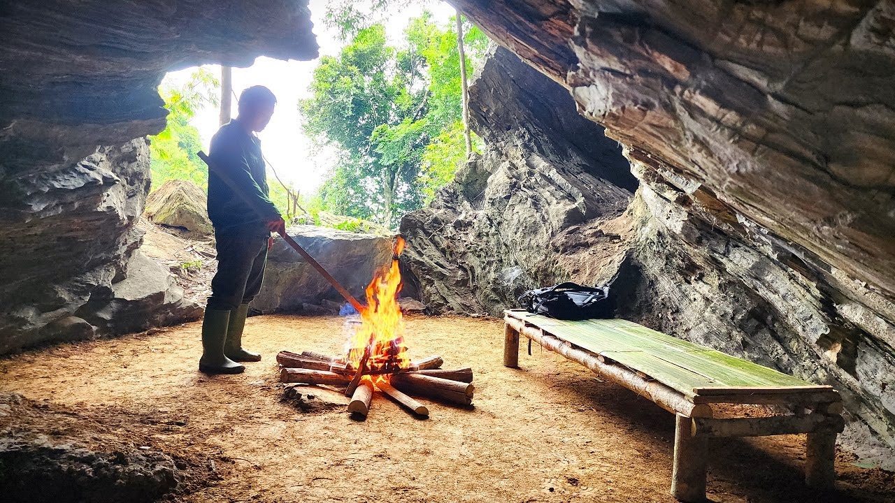 🔥 Surviving a Night Alone in a Cave with Only Fire and Bamboo Bed 🌲