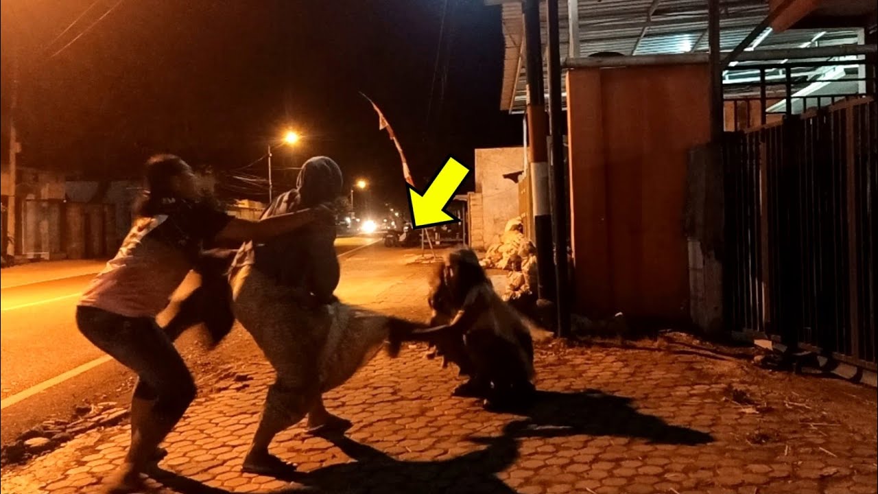 Prank Orang Gila ~ Tarik Rok Mama Muda Auto Ngakak