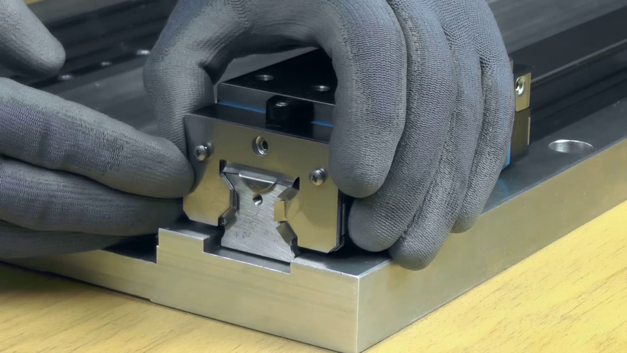Roller Rail RSHP | Installation of Scraper Plate with Scraper Function