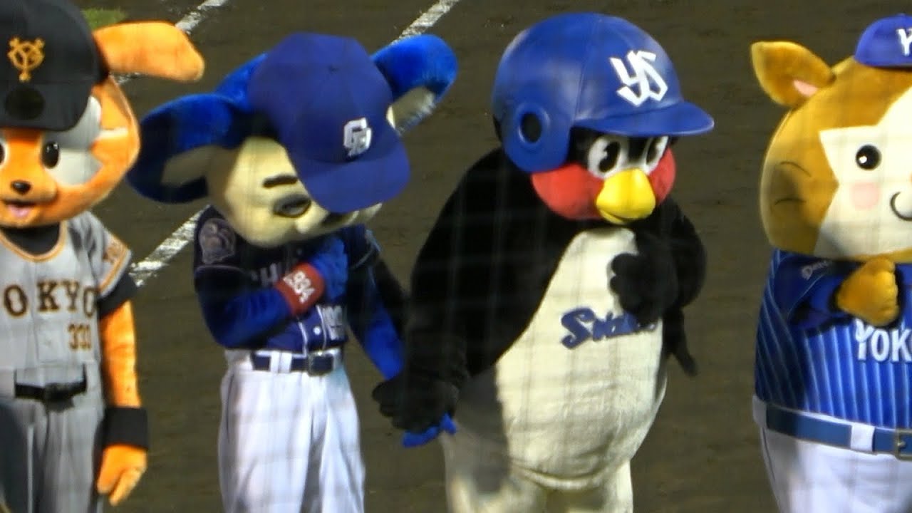 授賞式の最中、呼ばれるのをドキドキしながら手を繋いで待つドアラとつば九郎 (2021/07/17)
