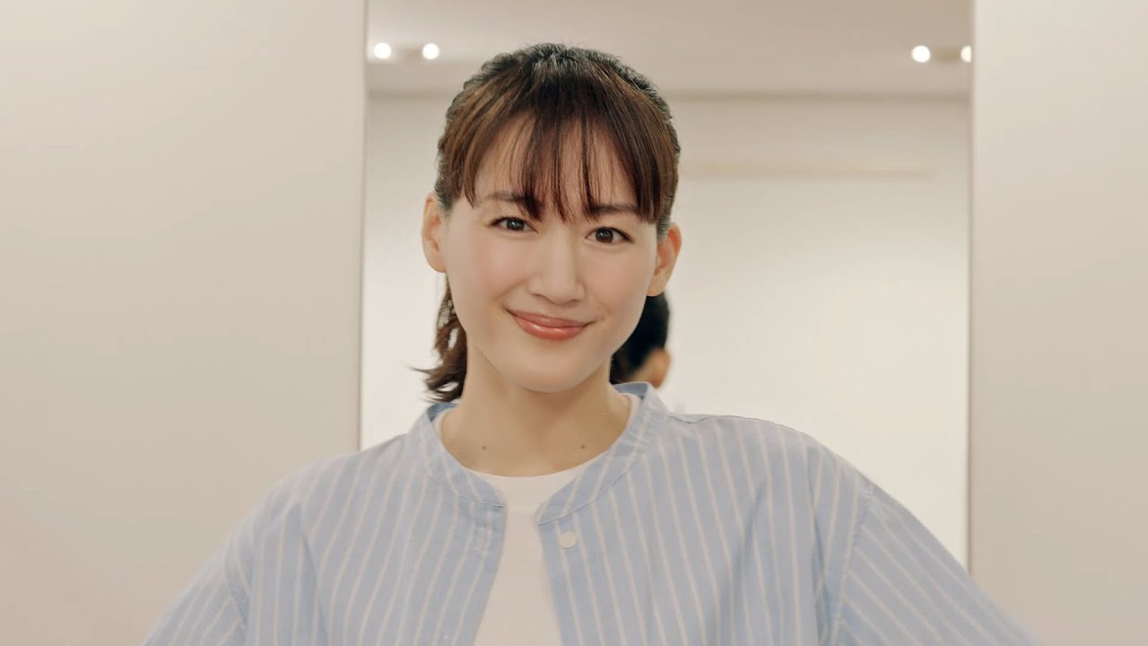 綾瀬はるか、フレアジーンズでさっそうと歩く「ジーンズのリーダーになったみたい」 ユニクロジーンズ新CMメイキング映像