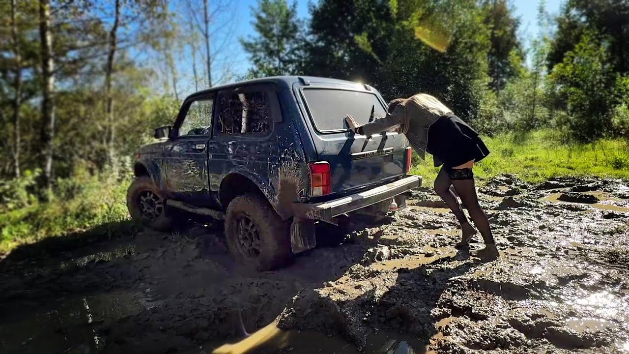 CSG, Aliona in stockings got stuck in mud, black stockings ripping, muddy and wet feet ( # 1592)