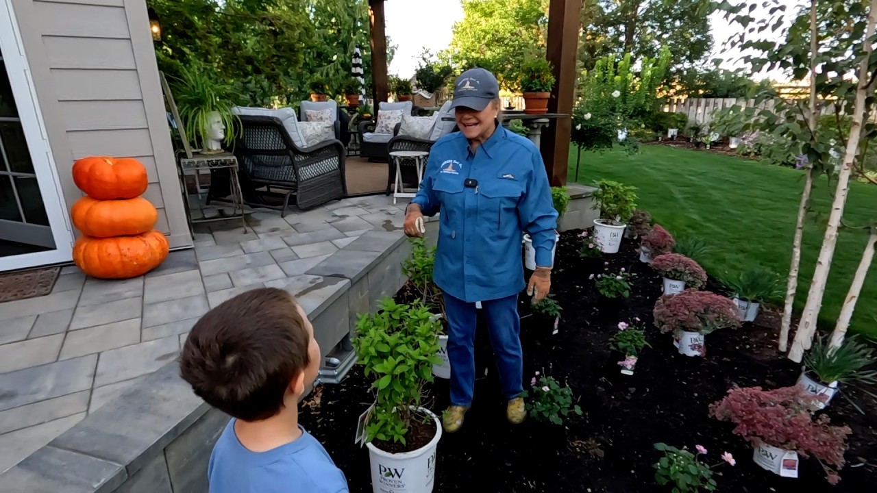 Planting a New Flower Bed at My Parent’s House! 🥰🌿🌾 // Garden Answer
