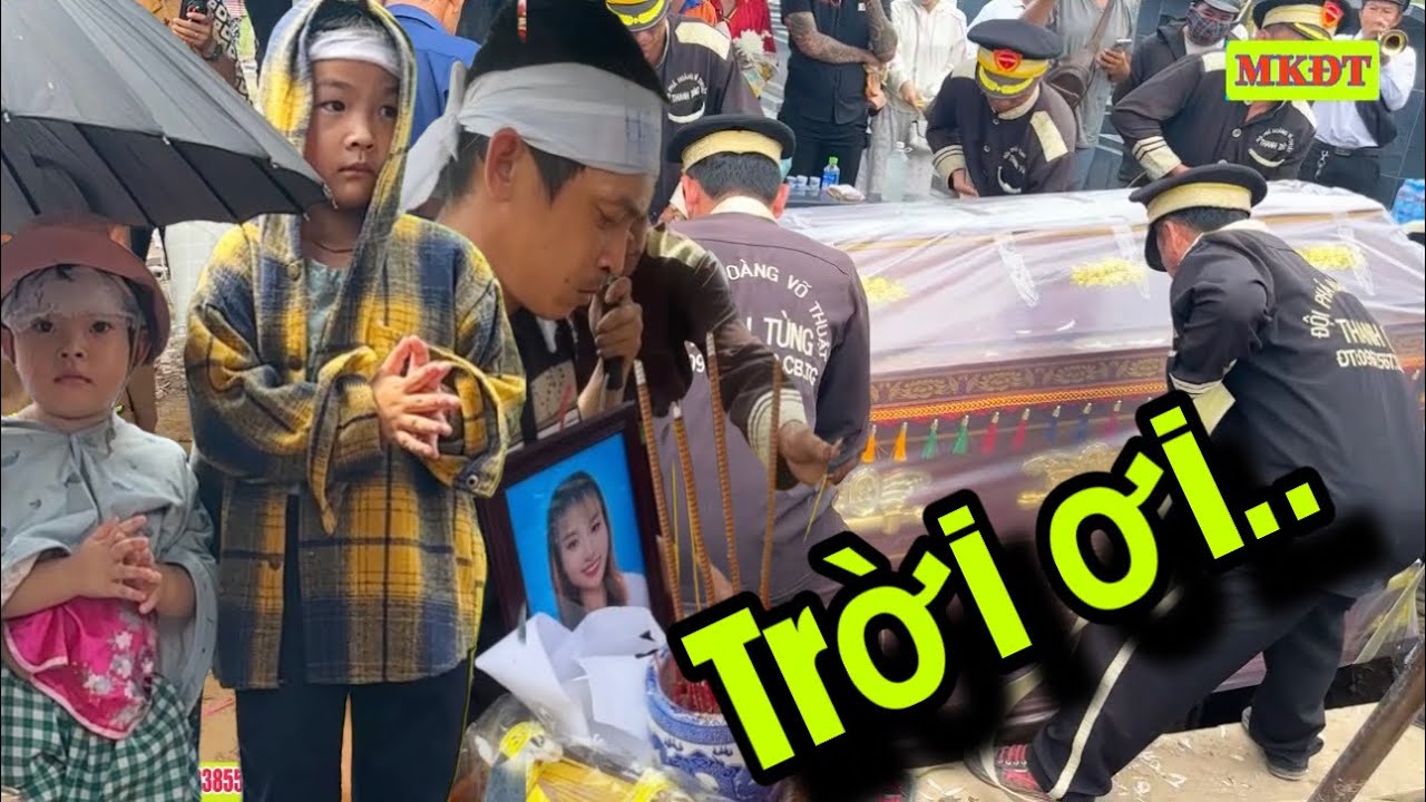 Kì lạ vừa hạ áo quan Như xuống huyệt nước giăng tung toé.Triệu người rơi nước mắt 2 con khóc đòi mẹ🥹