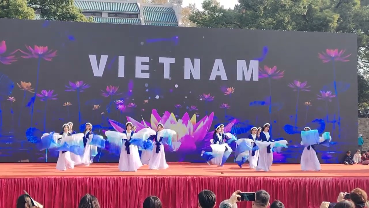 怒放 nhưng gần hơn. Vô lượng - Bóng phù hoa - Thị mầu múa bên Trung Quốc =))