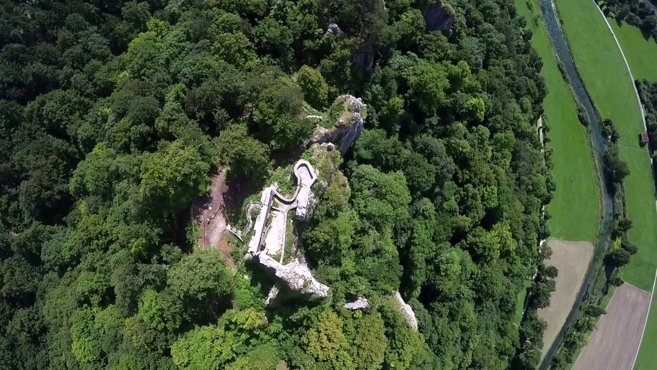 Blaubeuren Blautopf und Ruine Rusenschloss entlang des Flüsschens Blau.