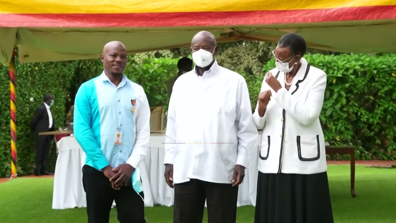 PRESIDENT MUSEVENI AWARDS BRAVE MAN WHO CAPTURED ASSAILANTS