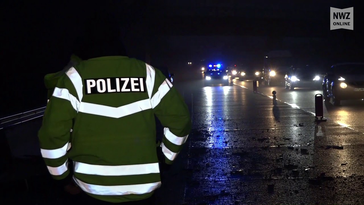 Oldenburg: Auto fährt auf A29 in abgerissenen Pferdeanhänger