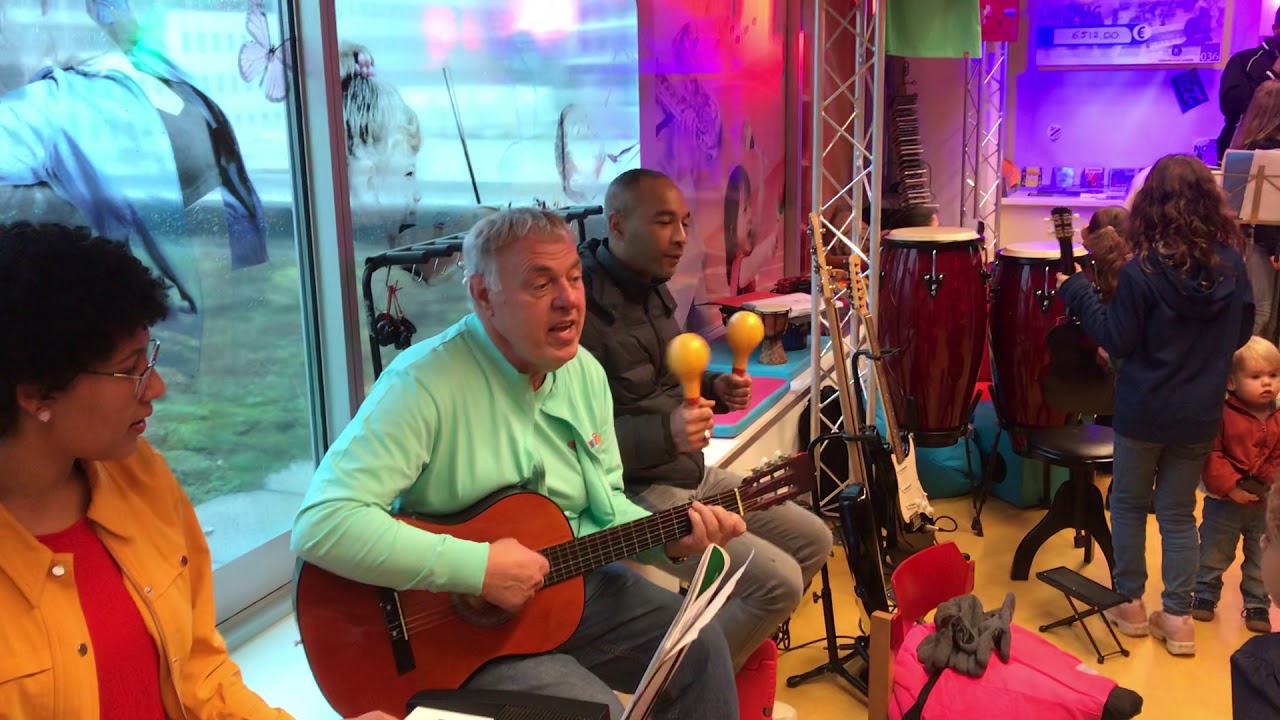 Samenzingen en muziekmaken in Studio Almere, hoe kerstleuk is dat!
