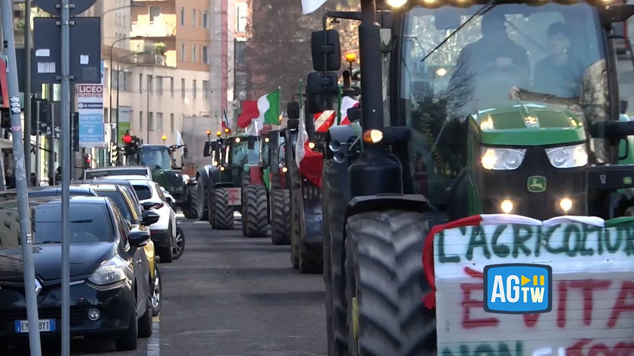 Protesta dei trattori a Milano: «Se continua così a maggio saremo costretti a macellare gli animali»