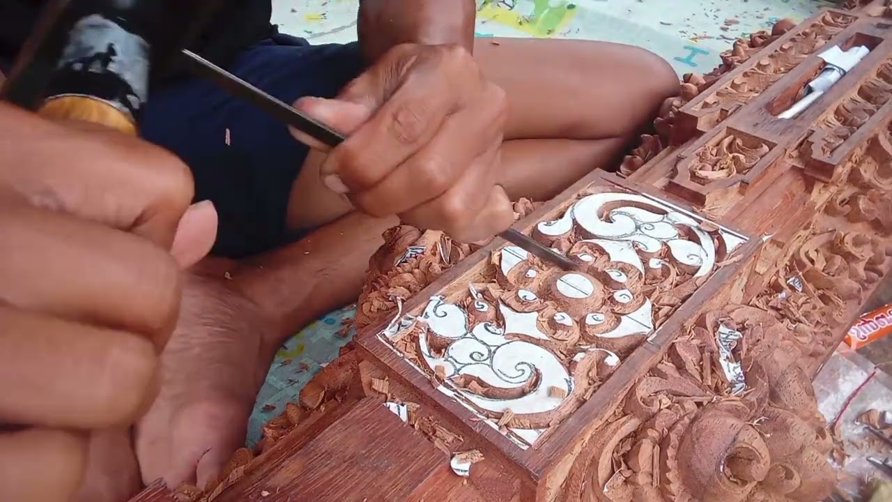 Ukiran kayu mayeng lambang gedong bangunan bali 