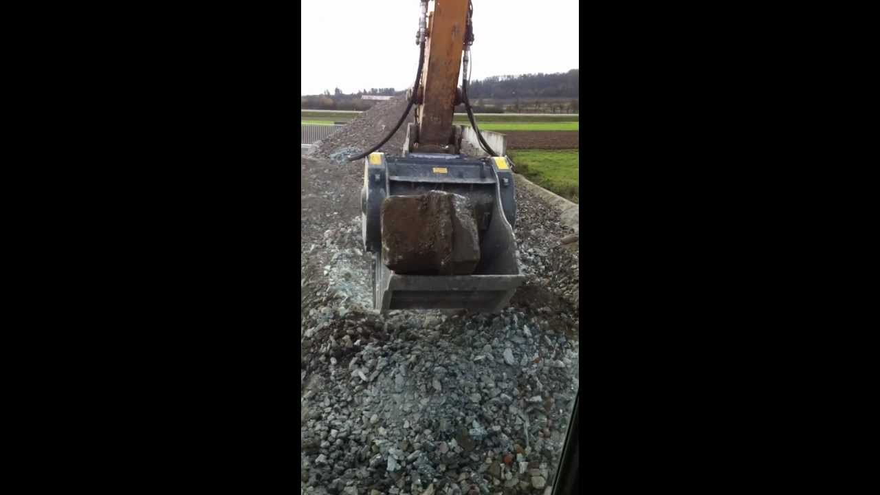 Godet concasseur MB BF 90.3 monté sur une LIEBHERR R 914B,