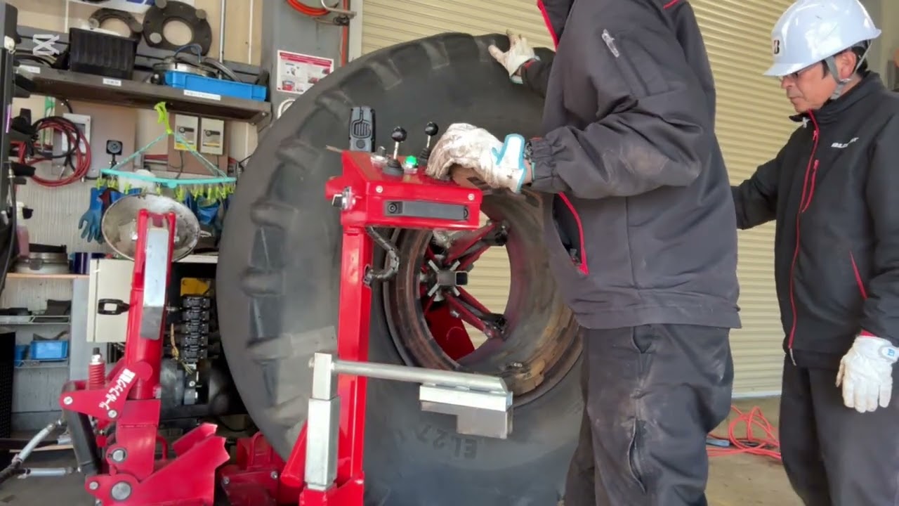 リーチスタッカー  タイヤ交換動画　1800-25 36PR IR01 BRIDGESTONE スタッフ総出でございます　いや〜大変だった