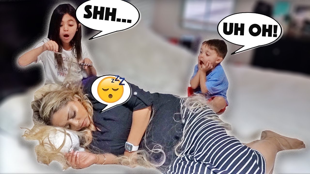 I CUT MY MOMS HAIR PRANK! (SHE GOT SO MAD!!)