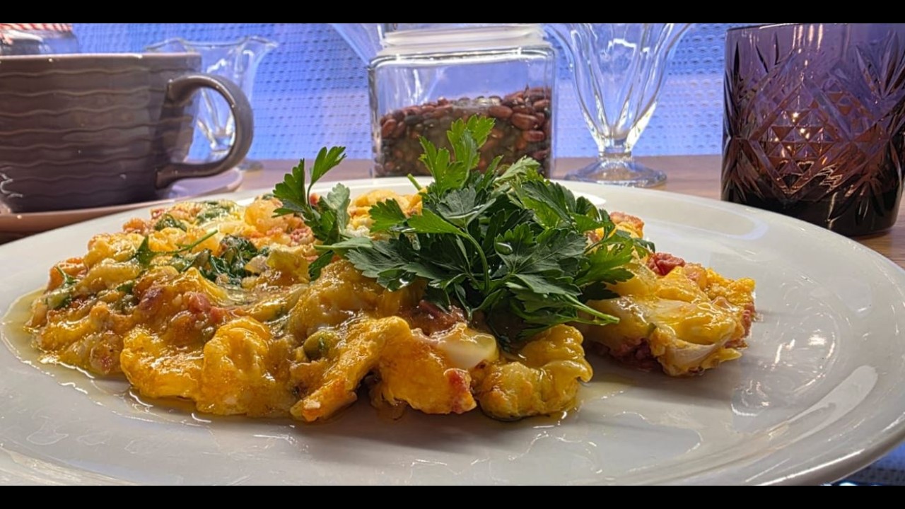 Lakror me qepë të thata dhe arra dhe tavë me pure patate/ Recetat e ditës