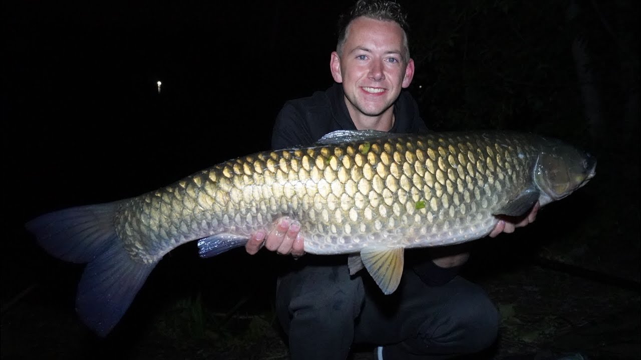 Karpervissen Op Een Dressuur Water Tijdens Het Jeugd Viskamp | DWFishingteam