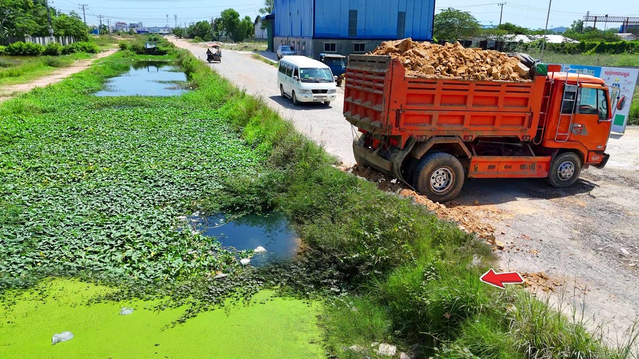 Full Video Processing Landfill Task! Using Bulldozer Pushing Soil into water,Dump Truck 5T Unloading