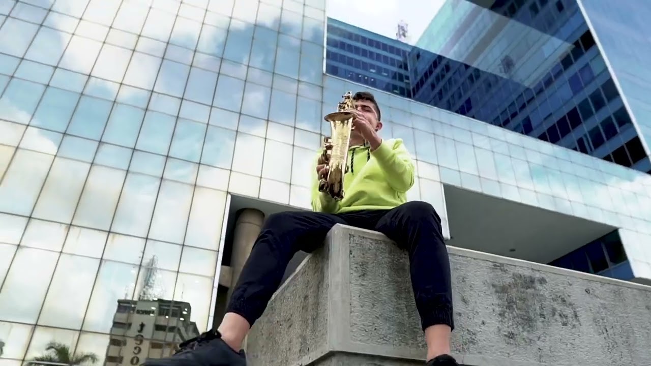 Ojitos Lindos - Bad Bunny, Bomba Estéreo (Cover Julio Vivas Sax)