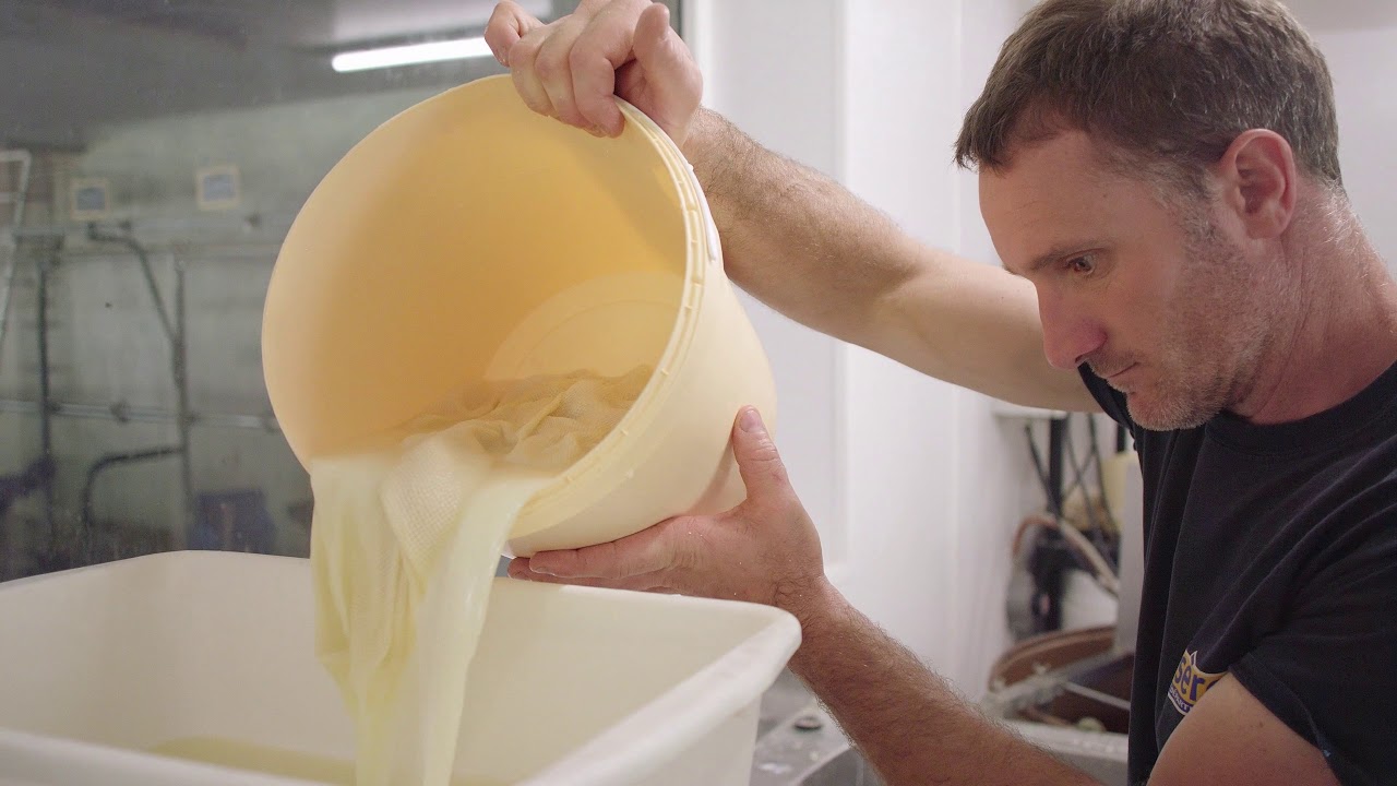 Les carnets de Valloire épisode 2 : La fabrication du fromage à la ferme.