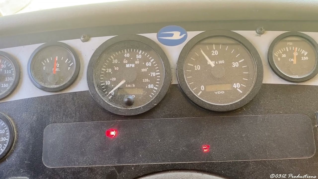 2002 Straight Piped Cummins ISC 8.3L Diesel Start Up, Rev, & High Idle [2002 Blue Bird All American]